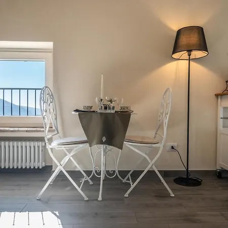 לינה וארוחת בוקר Maison 1933 4*