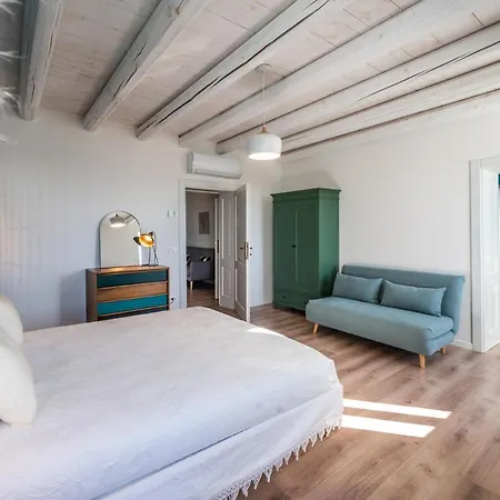 לינה וארוחת בוקר Maison 1933 4*