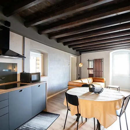 לינה וארוחת בוקר Maison 1933 4*