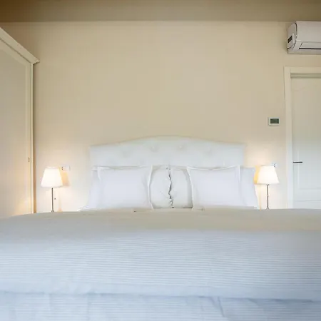 לינה וארוחת בוקר Maison 1933 4*